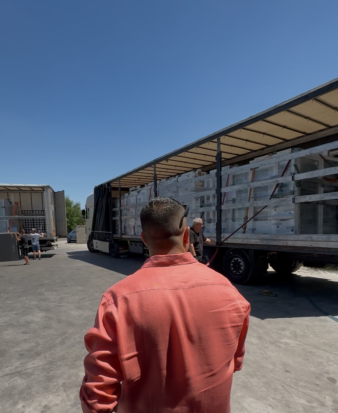 EL GERENTE DE VENTANAS CORA VISITA LA FÁBRICA EN RUMANÍA PARA SUPERVISAR EL MAYOR CARGAMENTO DE VENTANAS DE PVC HASTA LA FECHA